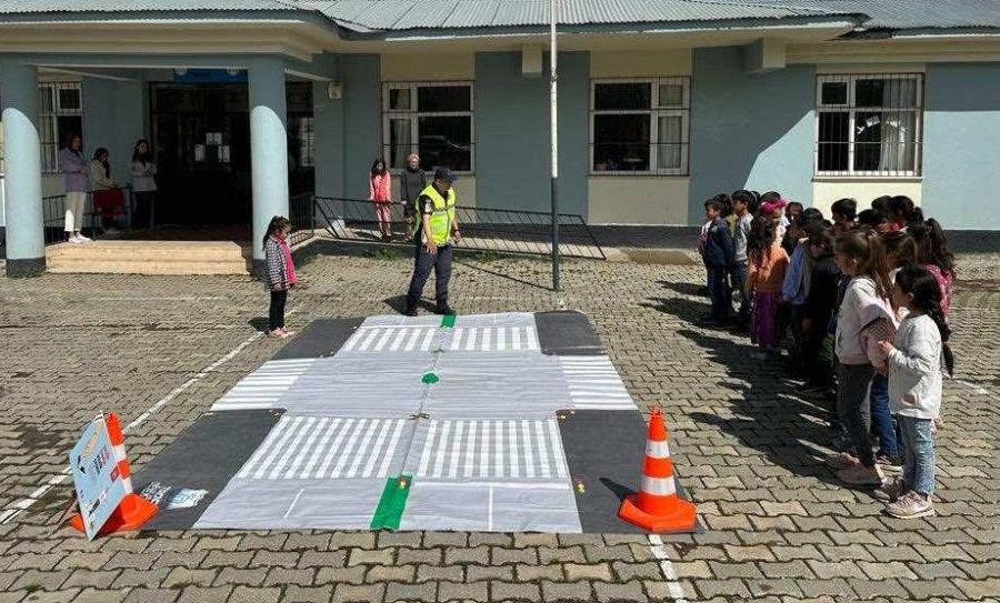Jandarmadan Öğrencilere Uygulamalı Trafik Eğitimi
