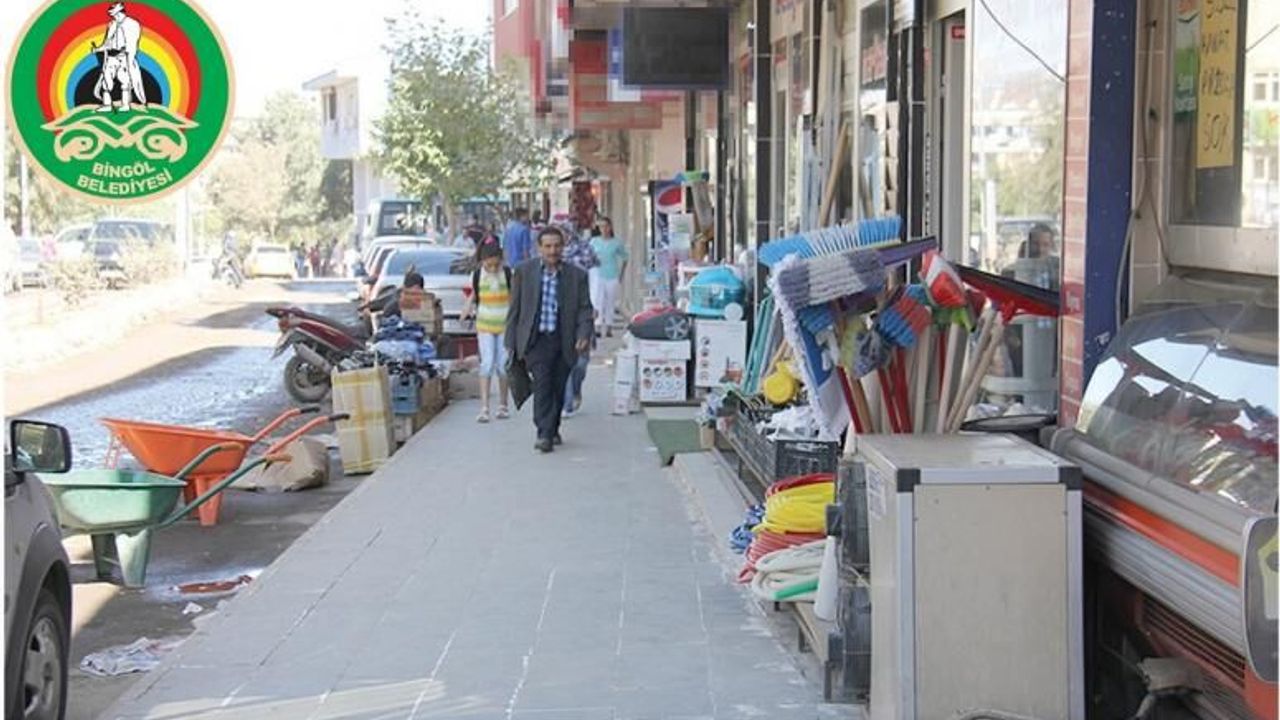 KALDIRIM İŞGALİNE UYMAYAN 612 ESNAFA 196 BİN TL CEZA KESİLDİ