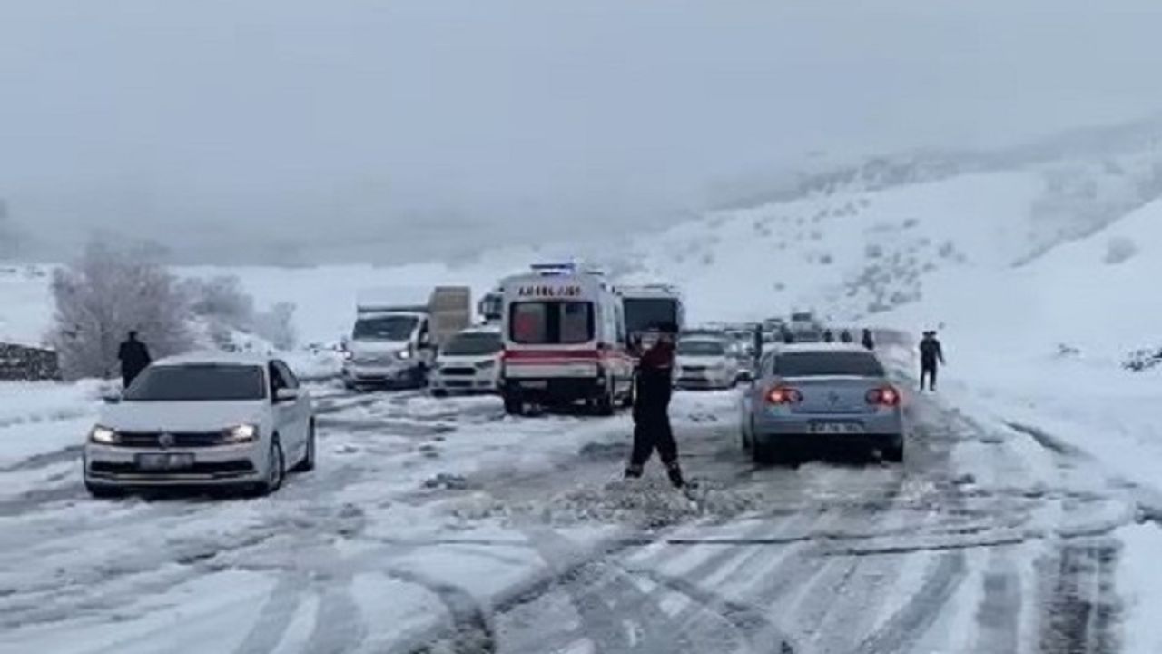 Kar Yağışı Etkisini Gösterdi, Onlarca Araç Yolda Kaldı