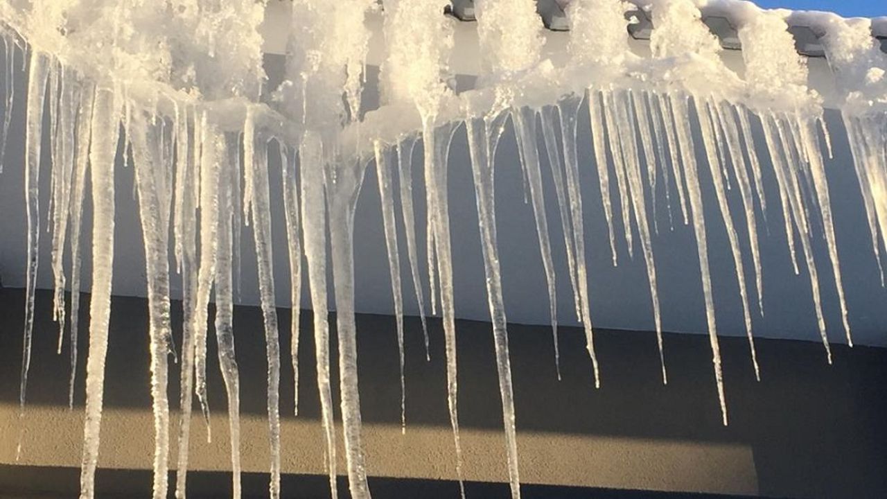 Karlıova’da Buz Sarkıtları Oluştu, Çeşmeler Dondu