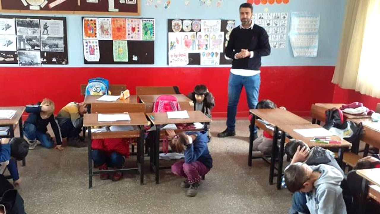 Köy Okullarında Deprem Tatbikatları Devam Ediyor