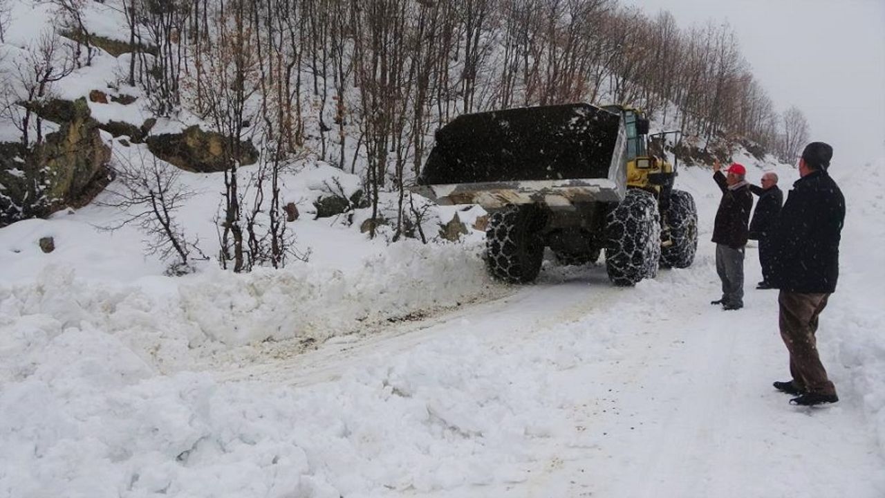 Bin 800 Rakımlı Bölgede Karla Mücadele Sürüyor