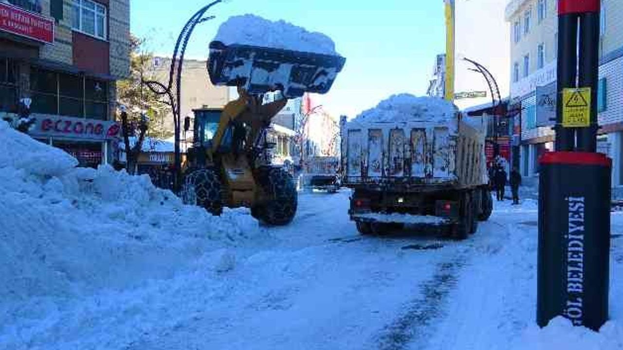 Bingöl'de insan boyuna yaklaşan kar birikintileri kamyonlarla şehir dışına taşınıyor