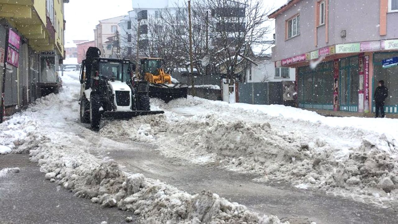 Karlıova'da Karlar Kamyonlarla Kent Dışına Taşınıyor