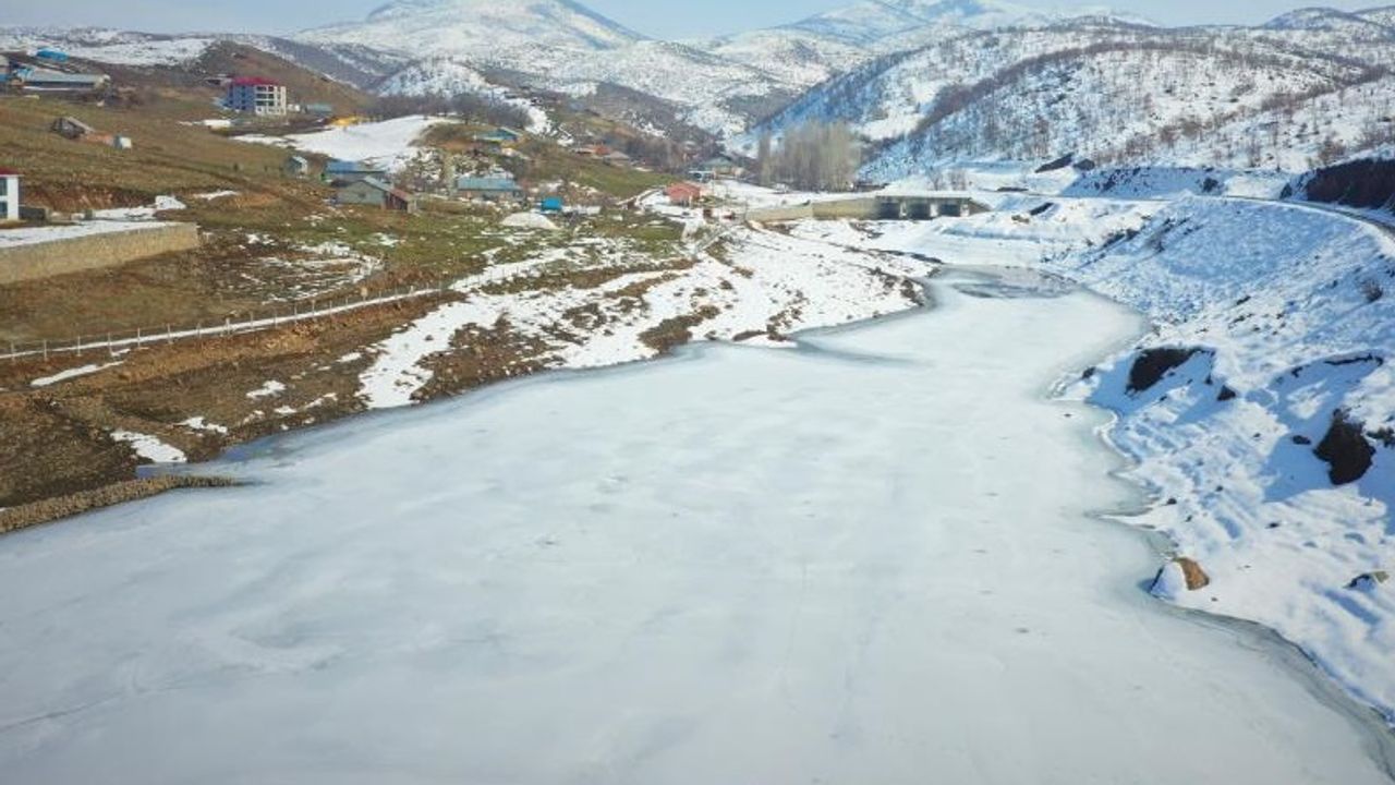 Buz Tutan Gölet, Dron İle Görüntülendi