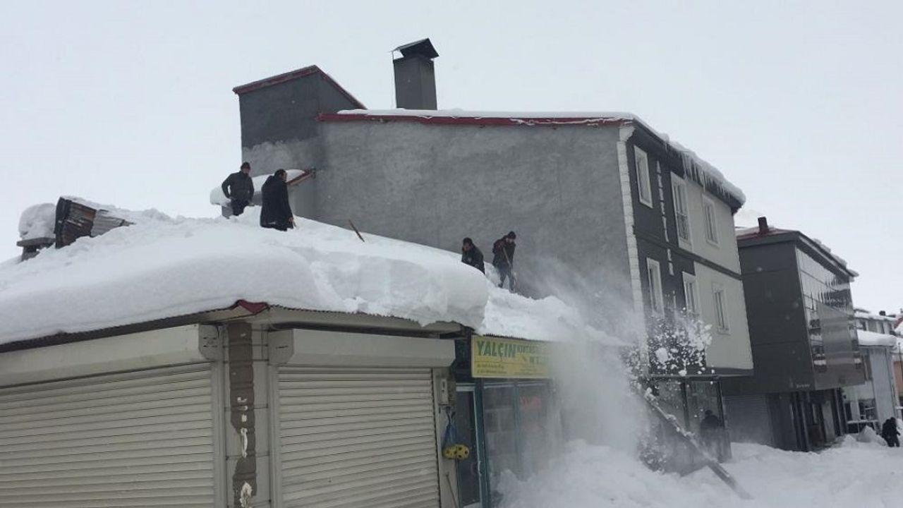 Karlıova’da Esnaf, Çatılarda Biriken Karları Temizledi