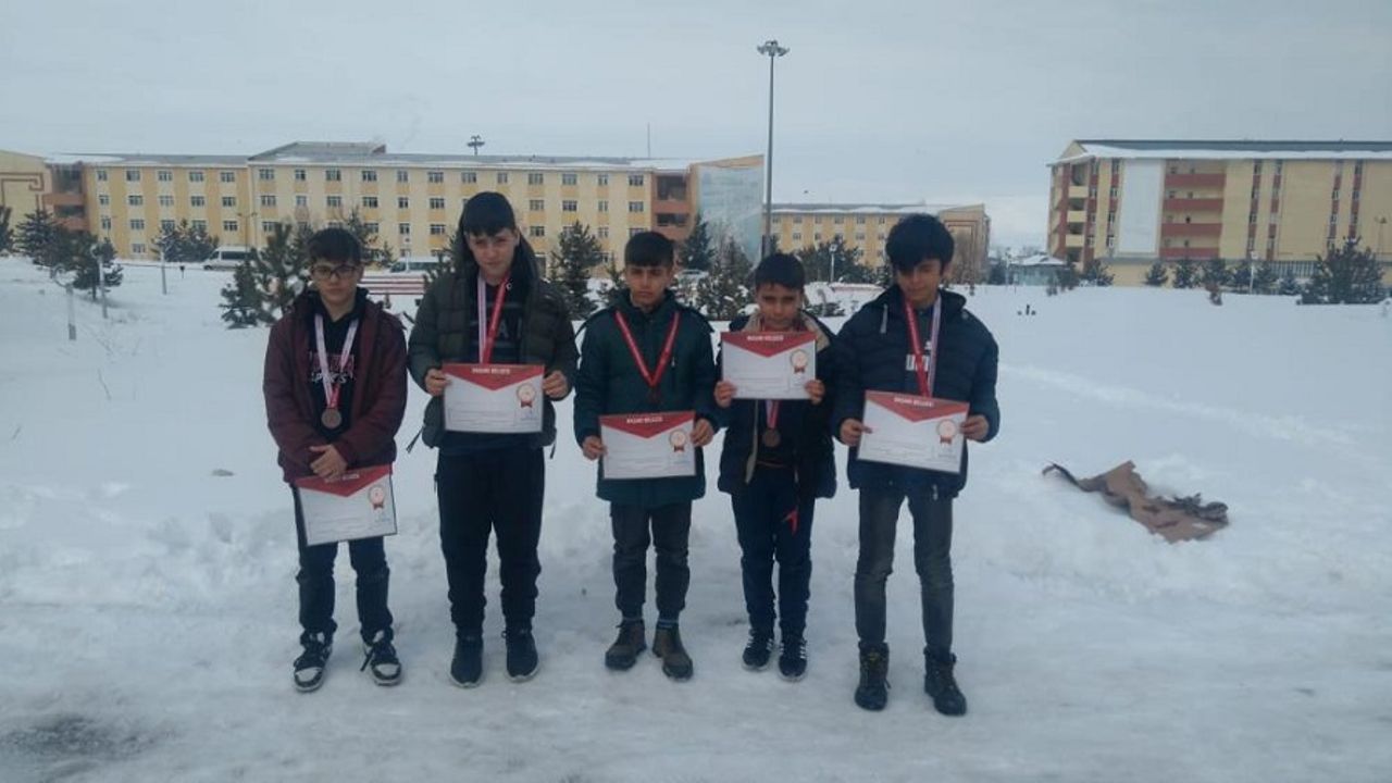 Bingöl Mevlana Ortaokulu Satrançta Türkiye Şampiyonasına Katılacak