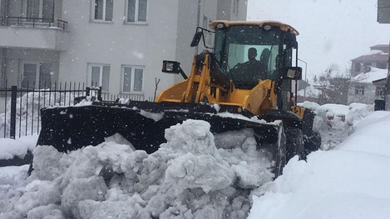 Karlıova’da Belediye Ekipleri Kar Temizliğine Devam Ediyor