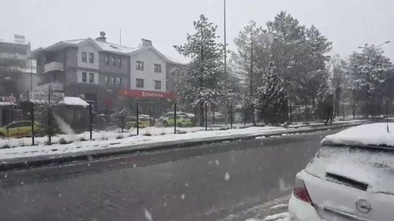 Solhan’da Kar Yağışı Nedeniyle 3 Köy Yolu Ulaşıma Kapandı