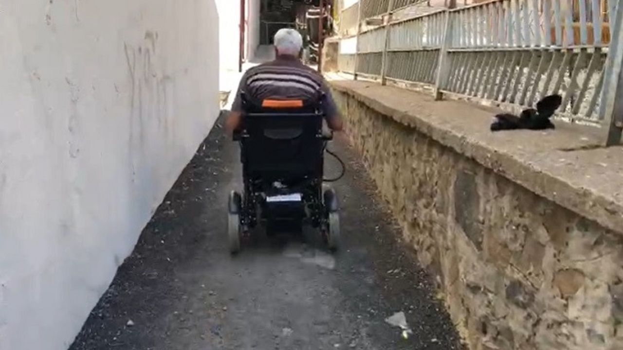 Engelli Yaşlı Adama Akülü Sandalye Hediye Edildi