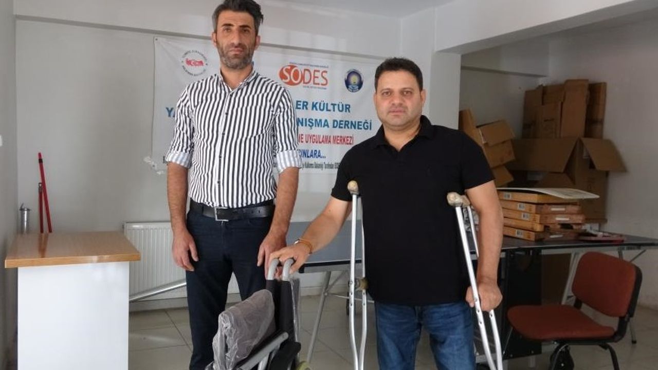 Banka Çalışanları Kendi Aralarında Para Toplayıp Tekerlekli Sandalye Bağışladı
