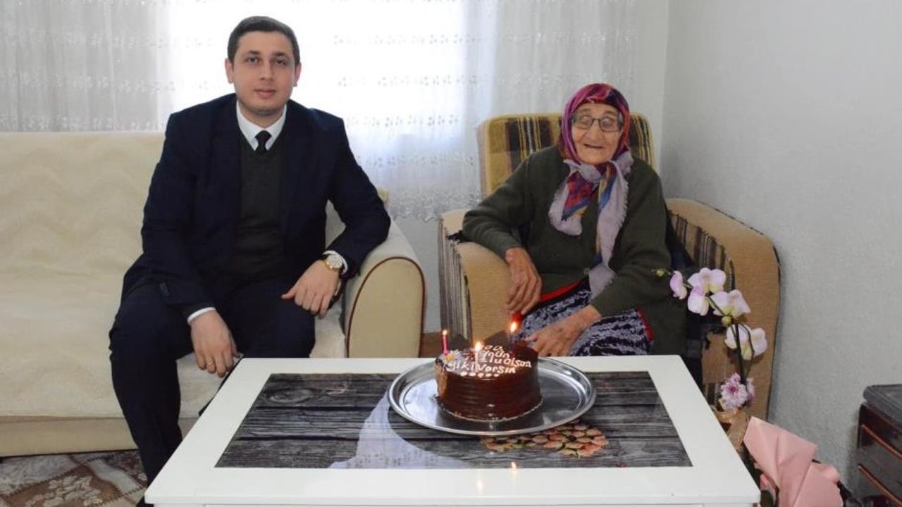 Kaymakamdan 100 Yaşına Giren Şemam Nineye Doğum Günü Sürprizi