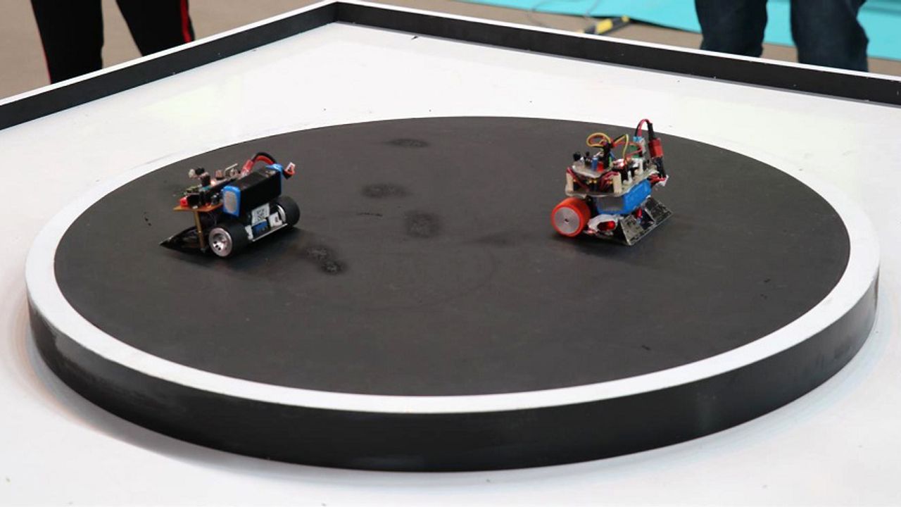 Fen Lisesinin 2 Robotu Finalde Yarışacak