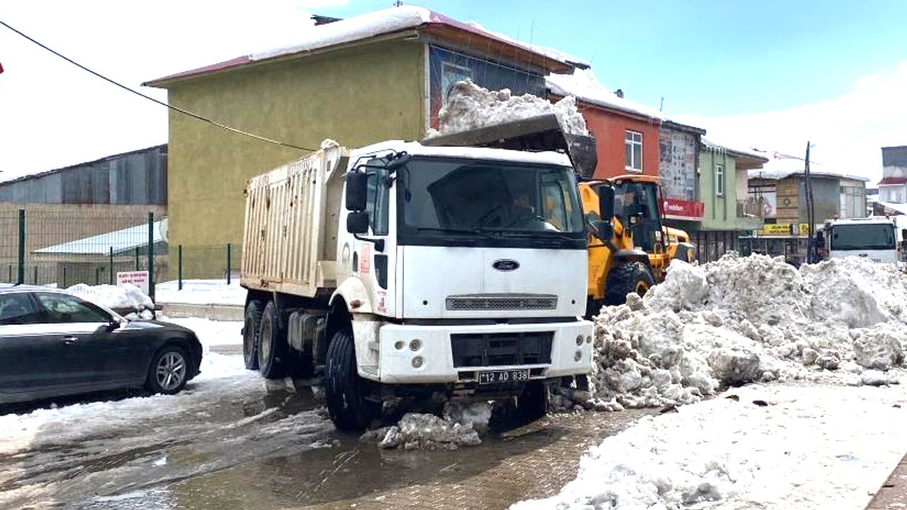 Karlıova’da Yağan Kar, Kamyonlarla İlçe Dışına Taşınıyor