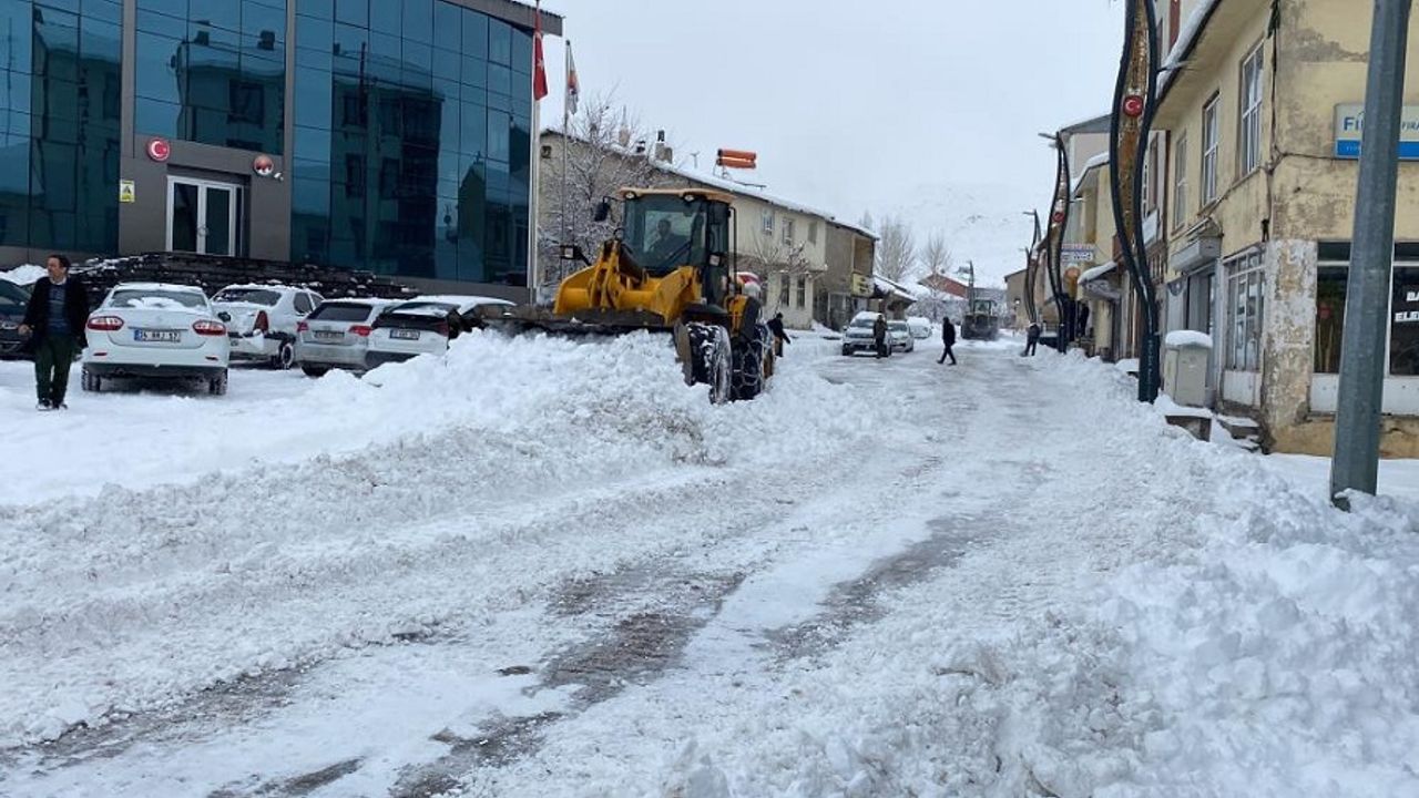 Karlıova Belediyesinden Kar Mesaisi