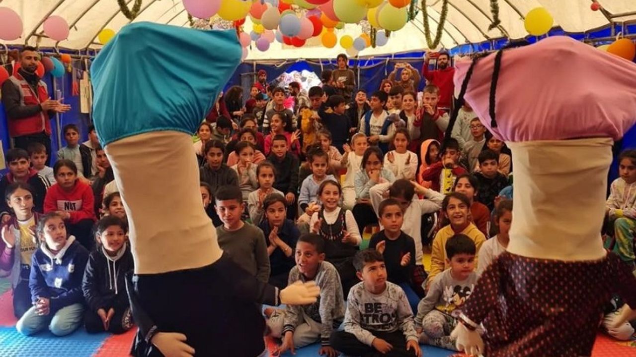 Bingöl’ün Tiyatro Ekibi, Adıyaman’daki Çadır Kentte Çocukları Eğlendirdi