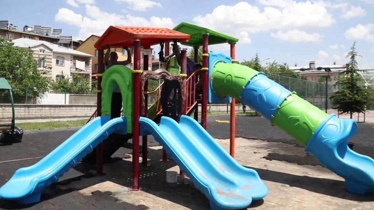 Ateşe Verilmişti, Belediye Ekipleri Çocuk Parkını Yeniledi