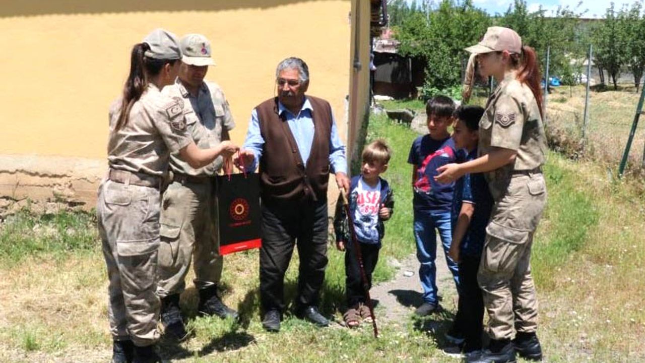Jandarma, Köyün En Yaşlısının Babalar Gününü Kutladı