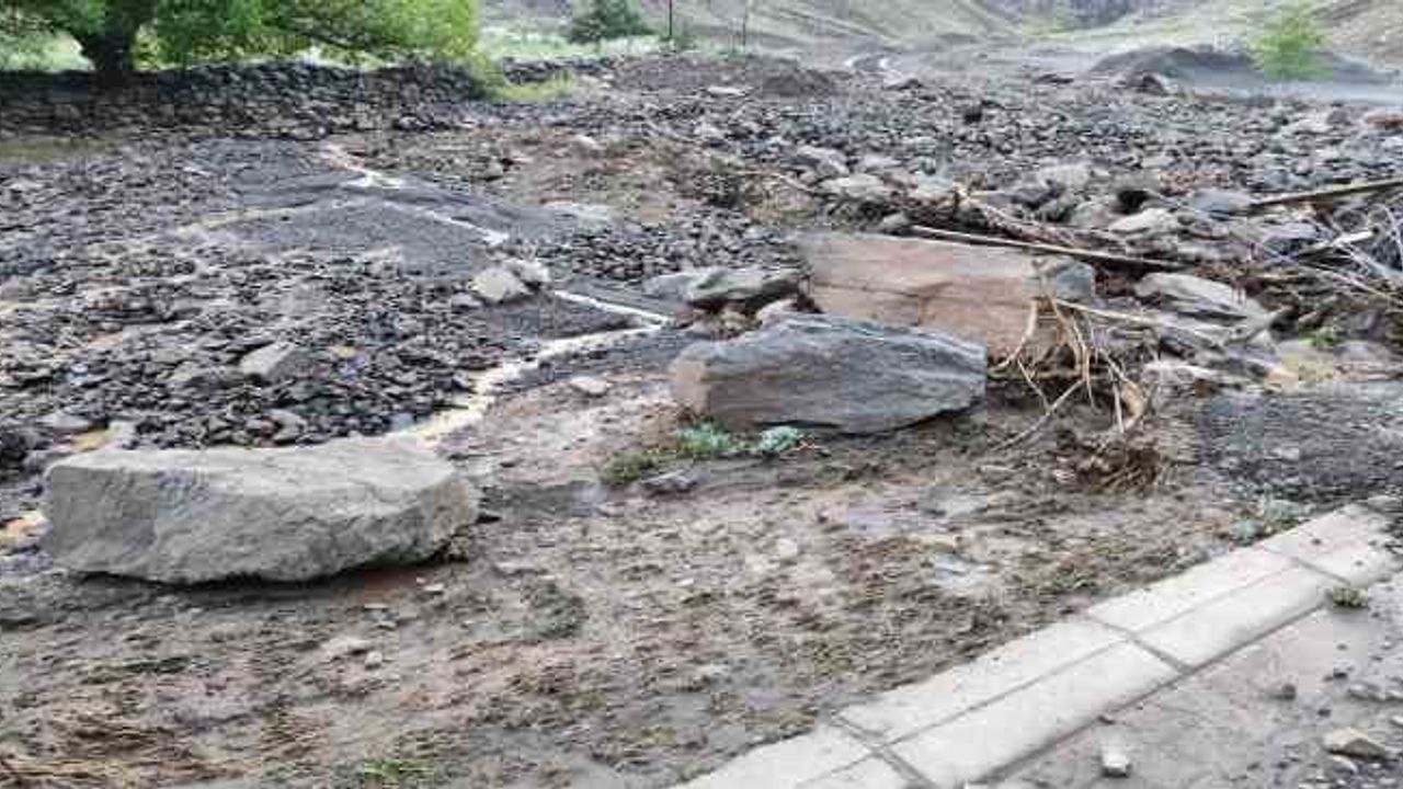 Sel Taşkını Köyü Susuz Bıraktı