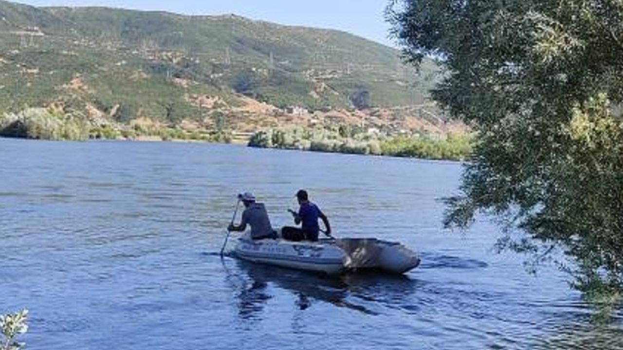 Murat Nehri'nde Suların Yükselmesiyle Mahsur Kalanlar Kurtarıldı