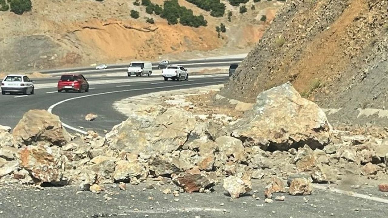 Bingöl - Erzurum Karayolunda Kayalar Yola Düştü