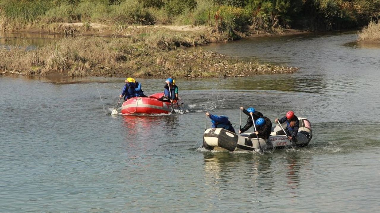 Milli Sporcu Olmak İçin Murat Nehri'nde Kürek Çekiyorlar
