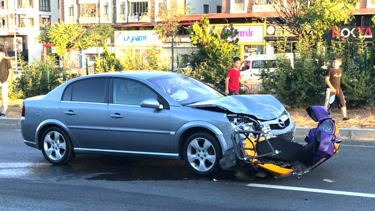 Otomobilin Çarptığı Motorlu Kurye Ağır Yaralandı