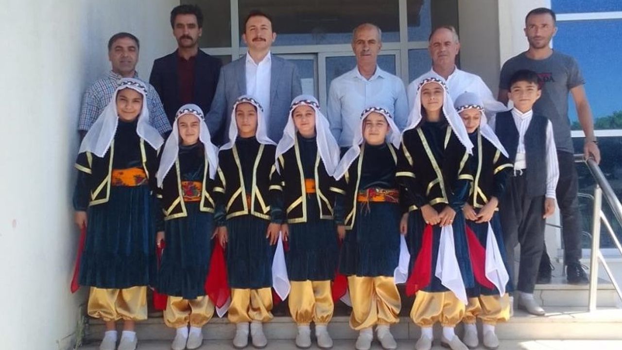 Solhan HEM'de Kız Öğrencilere Folklor Kıyafeti Hediyesi