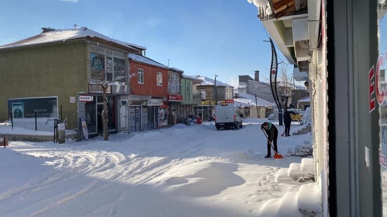 Karlıova’da Yoğun Kar, 40 Köy Yolunu Ulaşıma Kapattı