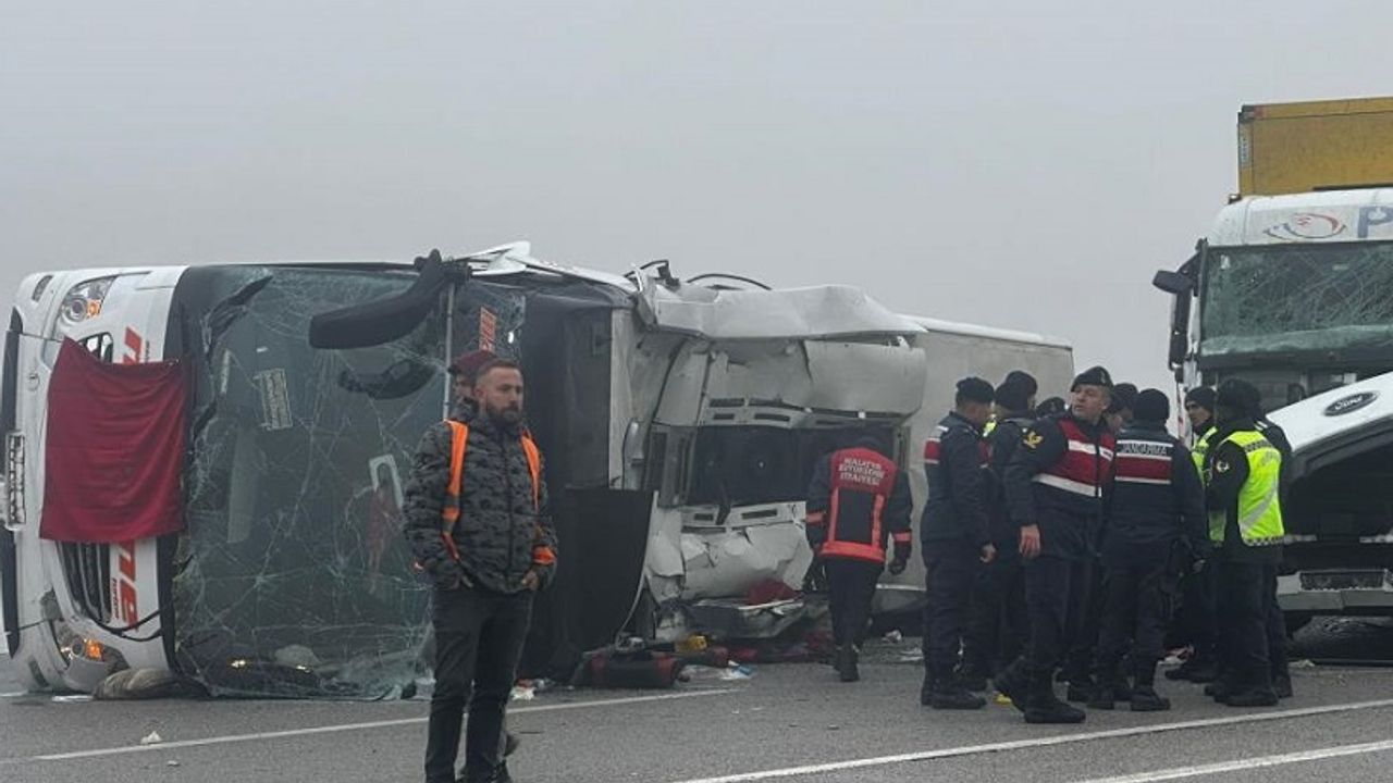 Yolcu Otobüsü Devrildi: 4 Ölü, 36 Yaralı