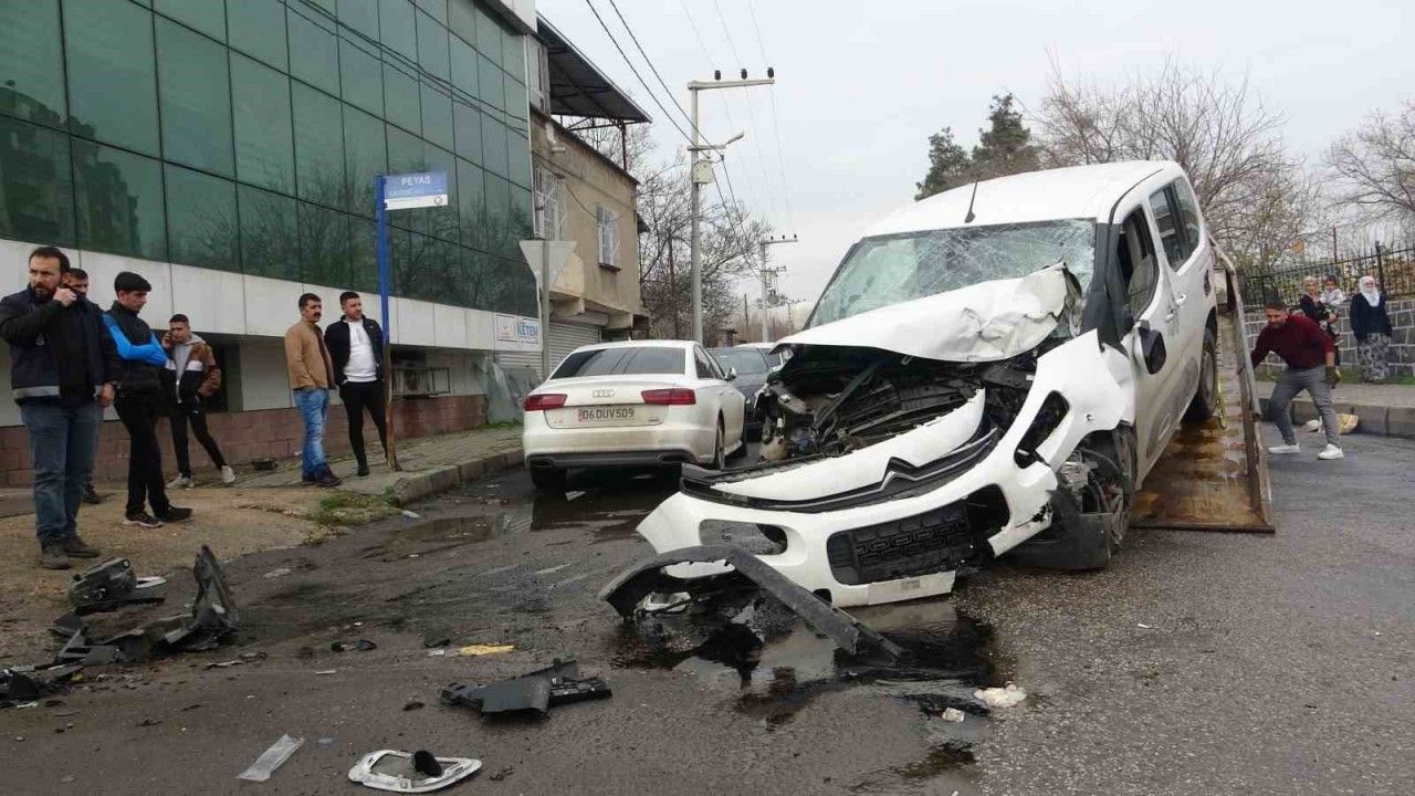 Diyarbakır’da feci kaza güvenlik kamerasına yansıdı: 1 ölü, 3 ağır yaralı