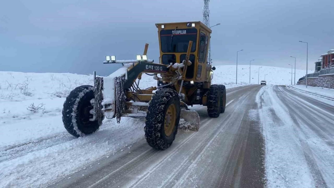 Elazığ Belediyesi’nin karla mücadele çalışmaları sürüyor