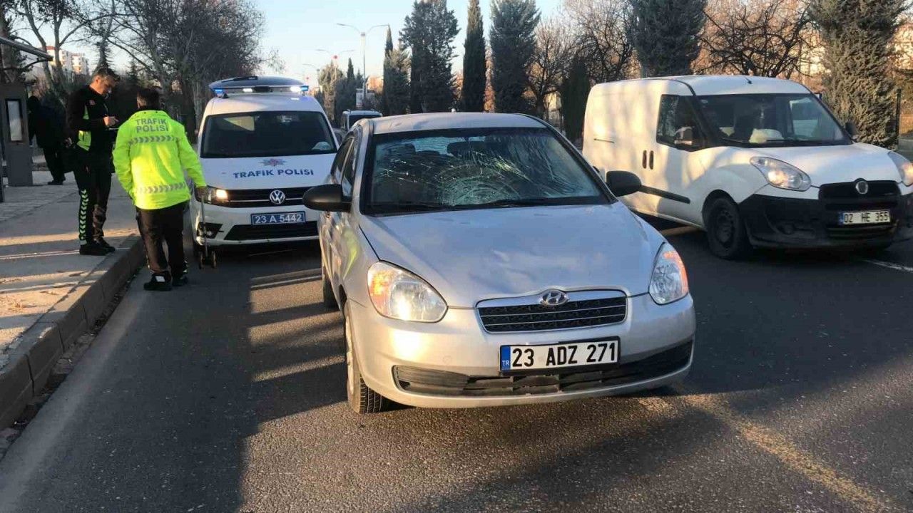 Elazığ’da otomobilin çarptığı kadın yaralandı