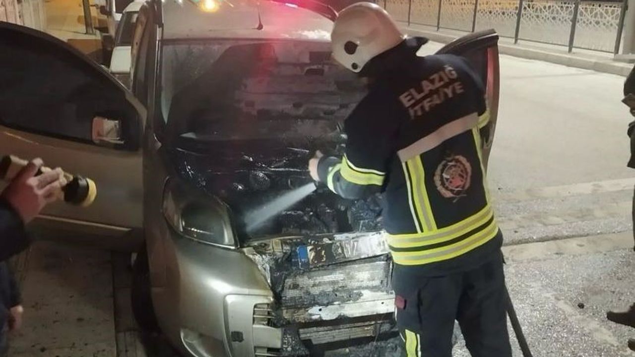 Elazığ’da park halindeki araç yandı