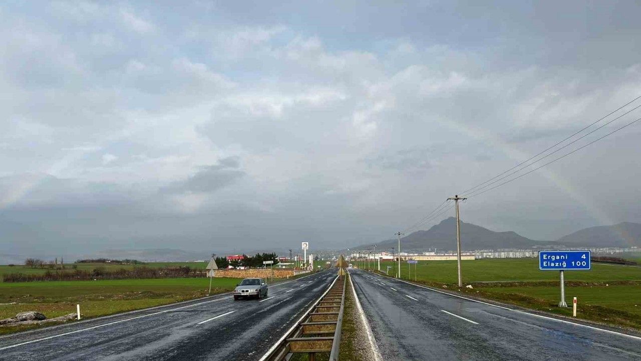 Ergani’de yağmur sonrası ortaya çıkan gökkuşağı görsel şölen oluşturdu