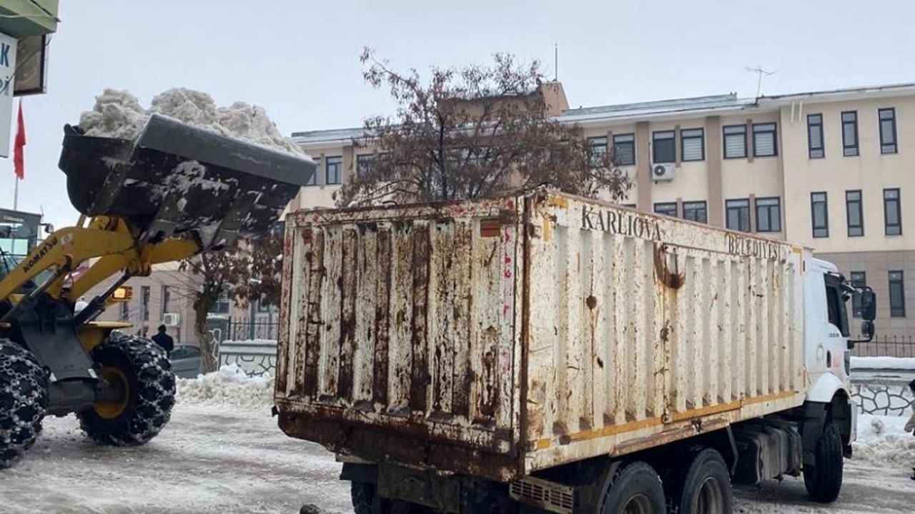 Karlıova’da Günde 40 Kamyon Kar İlçe Dışına Atılıyor