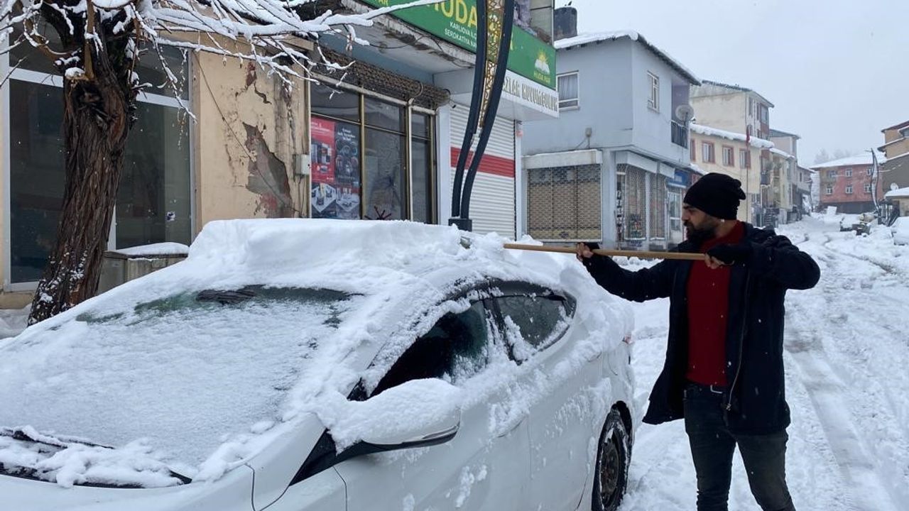 Karlıova’da kar çilesi devam ediyor