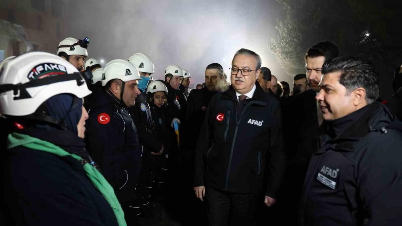 Diyarbakır Valisi, depremde arama-kurtarma çalışmalarına katılan ekiplerle bir araya geldi