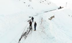 Çığ Nedeniyle Kapanan Yol Ulaşıma Açıldı