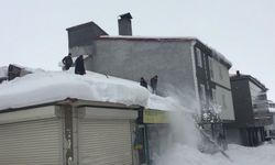 Karlıova’da Esnaf, Çatılarda Biriken Karları Temizledi