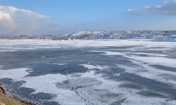 Karlıova’da Kale Göleti Buz Tuttu