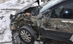 Bingöl’de Tren Otomobile Çarptı, Faciadan Dönüldü