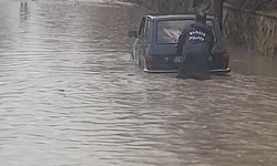 Elazığ’da yoğun yağış sonrası ev ve iş yerlerini su bastı, araçlar mahsur kaldı