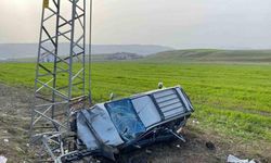 Elazığ’da hafif ticari araç elektrik direğine çarptı: 5 yaralı