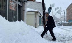 Kar 15 köyün ulaşımını kapattı