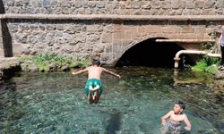 Diyarbakır’da hava sıcaklığının birden yükselmesiyle çocuklar süs havuzuna girdi