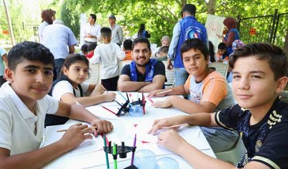 Kırsaldaki öğrenciler teleskopla güneşi gözlemledi, motor pervaneli maket uçak üretti