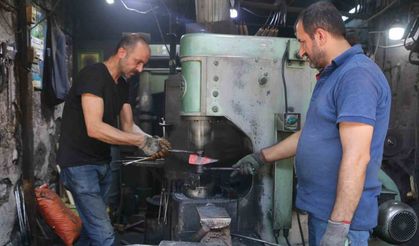 Diyarbakır’da kavurucu sıcaklara rağmen ateş önünde baba mesleğini 24 yıldır sürdürüyor