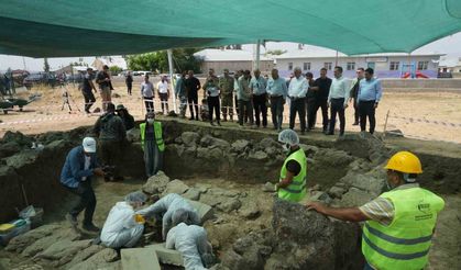 Muş Valisi Çakır, Malazgirt’te yürütülen kazı çalışmalarını inceledi
