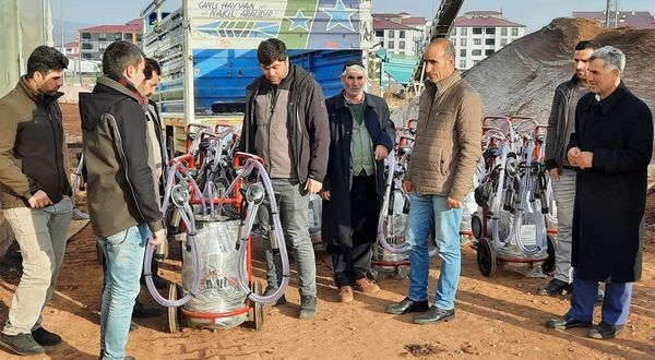 Yüzde 80 Hibeli Olarak Süt Sağım Makinesi Dağıtıldı